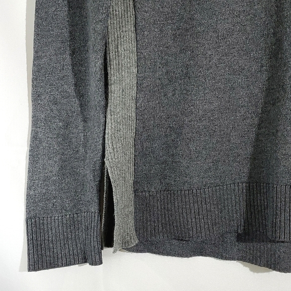 Gap Grey Knit Combo Long Sleeve V-Neck Sweater, Cotton/Rayon Mix - Size Medium - Picture 3 of 14